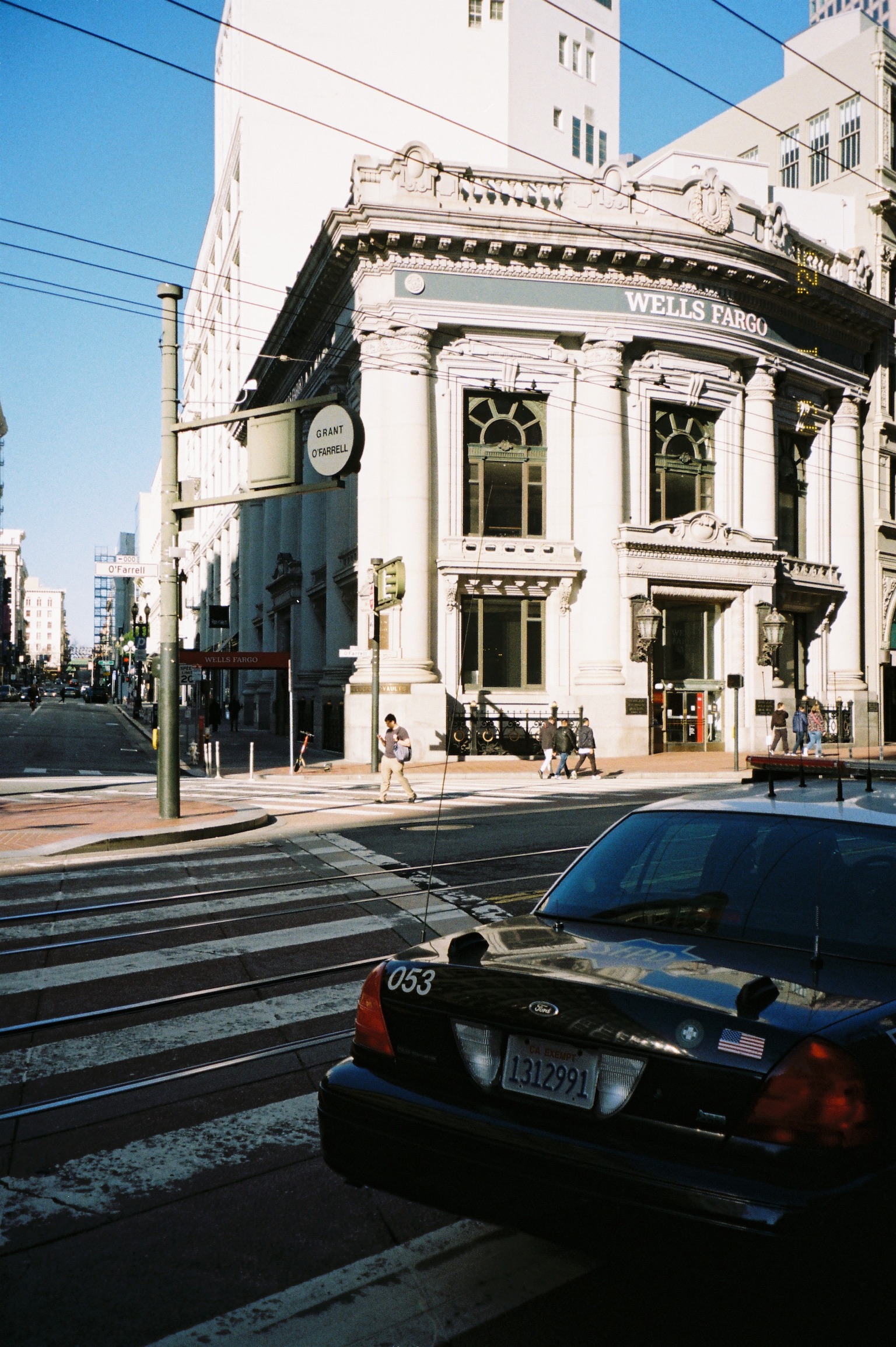 SF street corner on Colorplus 200 film — Wells Fargo building and a black cab